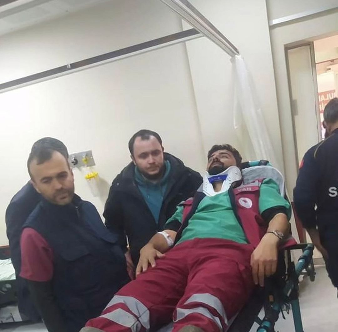 Yeşil sahalarda, yüz binlerce lira para karşılığı maç yönetirken değil, dağda, bayırda, halk sağlığı için, insanlık için çalışırken darp edildiğinden, kimsenin dikkatini çekmez. Kimse destek verip tepki göstermez... Yine de bilginiz olsun. Yine DARP EDİLDİK! 
#veterinerhekim