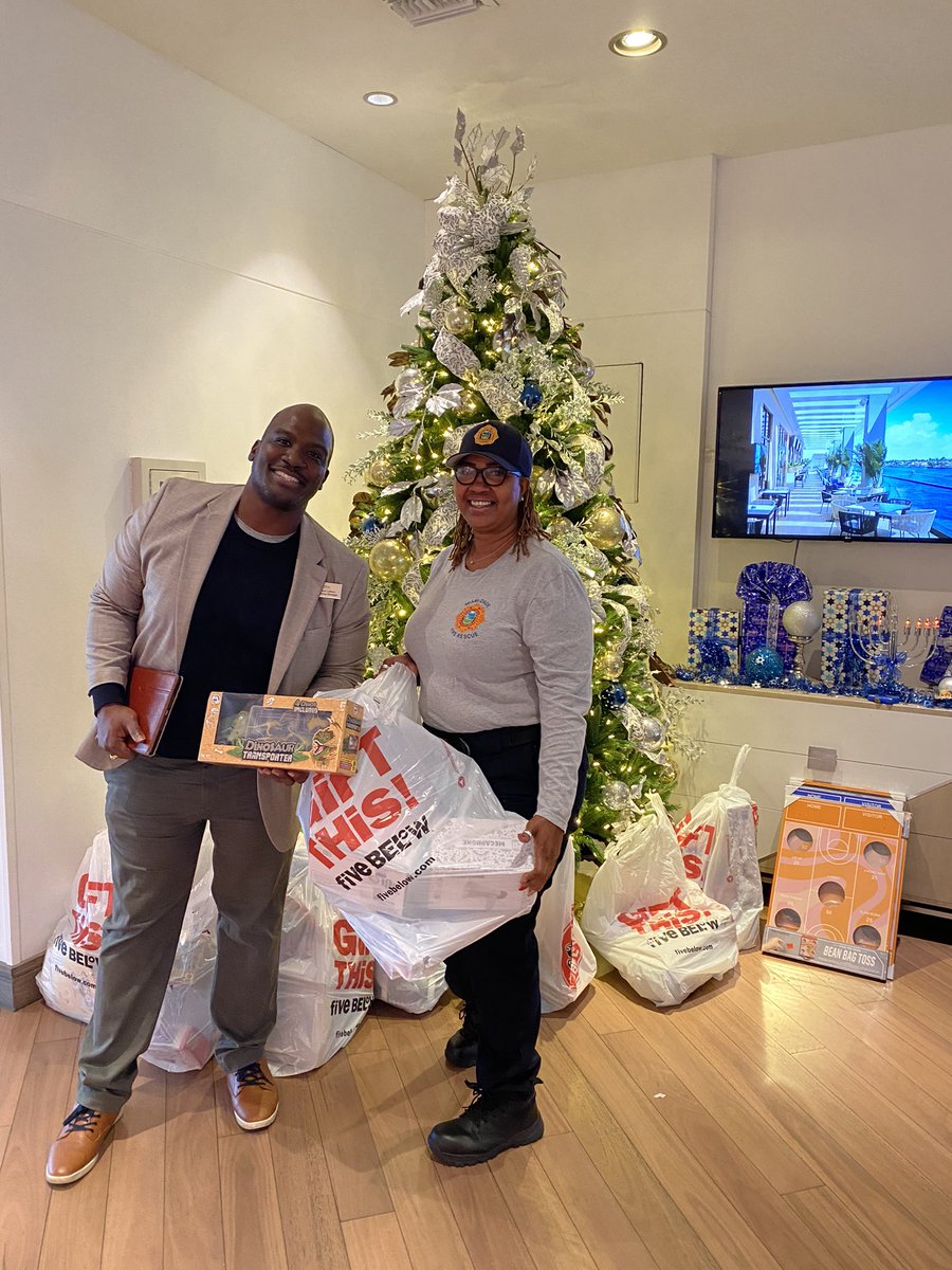 FrenchLorenDon's tweet photo. Like that we are done !! @wallywonkaa @TuasRevenge @co4ch3r @HaitianDOLPHAN1 Santa π
πΏ has delivered over 500 toys to Boys and Girls across South Florida. Thank you once again to everyone who donated and those who couldnβt and RT and Like the post. Next year will be even bigger @MiamiDadeFire @Inside_Leverage @MiamiDolphins π©΅π§‘π«ΆπΎ.