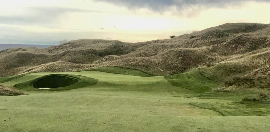 @MidwestGolfJake The chalky pick is the next hole, but this is my favorite on the course. Arcadia Bluffs hole 10 par 4. Semi blind tee shot through the canyon with a fun second over a treacherous bunker. Fun golf hole. Don’t jump off the green into the bunker. FYI. Photo by @GreatGolfHoles