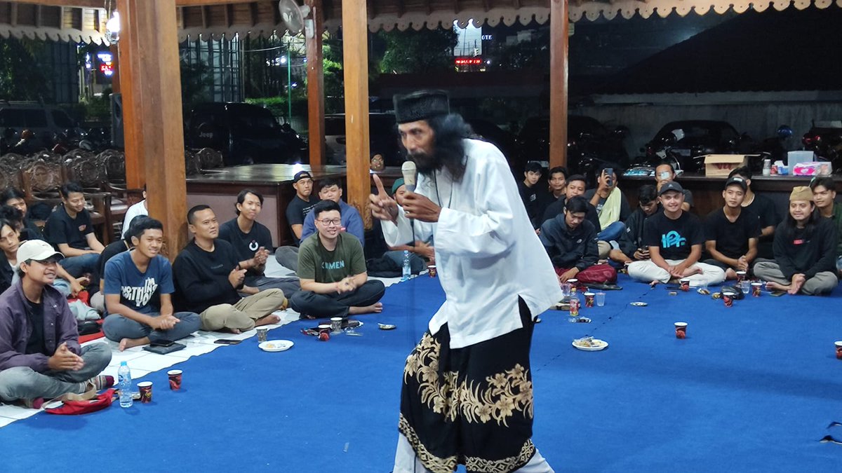 JuguranSyafaat's tweet photo. Pak Titut membawakan lagu "Kuntul Mabur" . #JSDes https://t.co/afNIh6dPgj