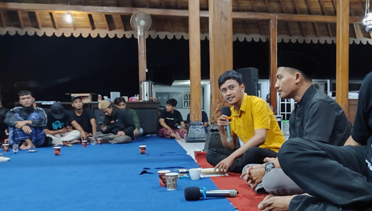 JuguranSyafaat's tweet photo. Mas Abi mengulas buku "Titik Nadir Demokrasi" karya Mbah Nun. #JSDes https://t.co/hAl5mf6Qmo