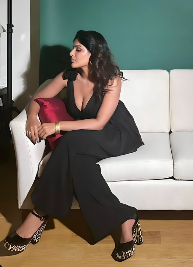 GBe0aRaXIAAcmpC?format=jpg&name=900x900