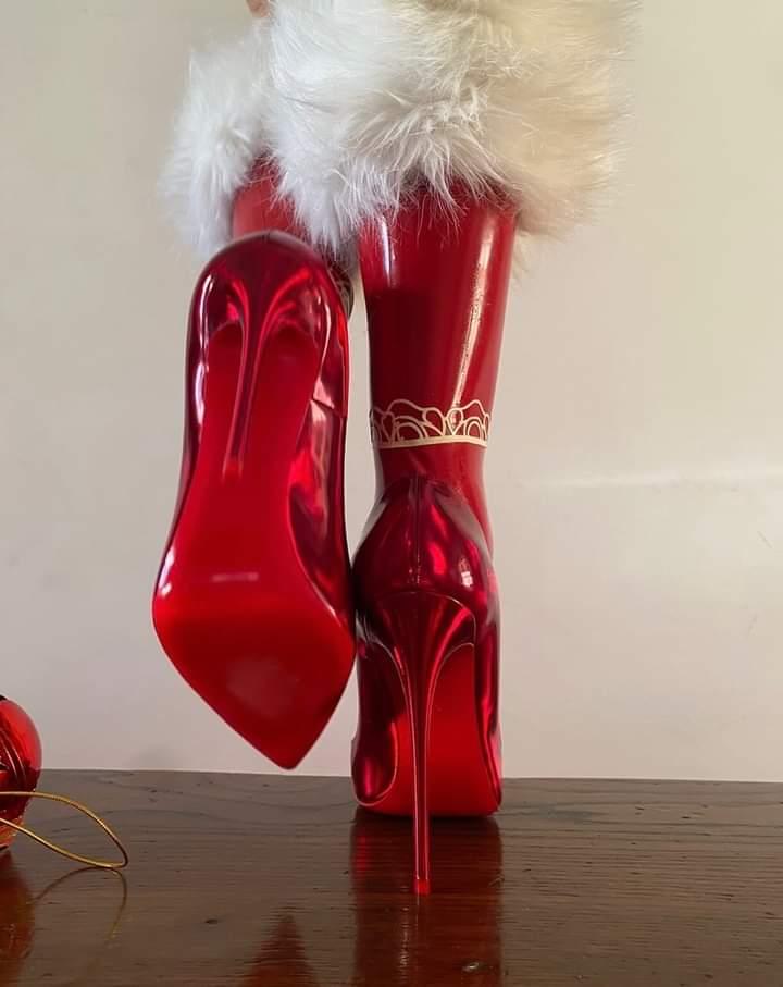 AngelShiny4's tweet photo. #RED #LATEX #🎄 https://t.co/2Jg64Bs5hU