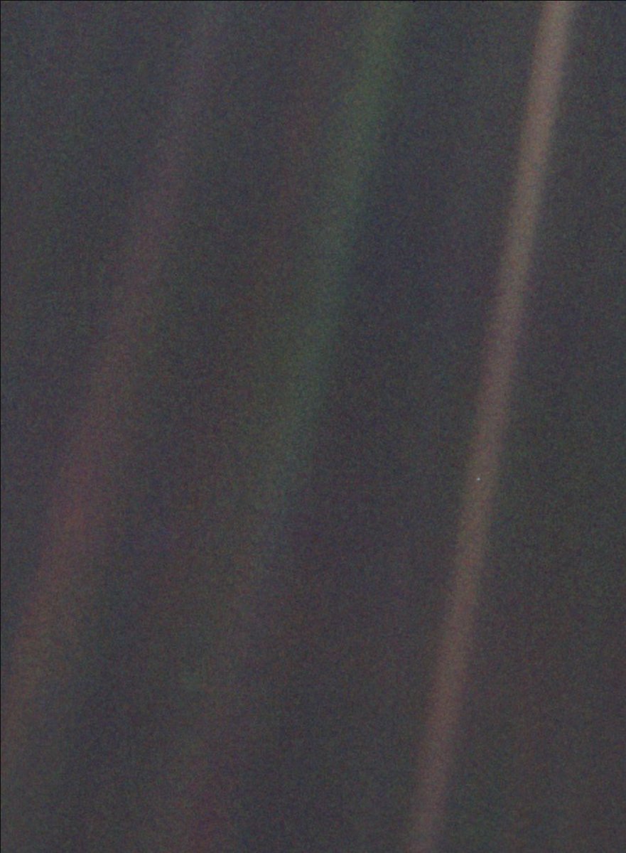 Взгляните ещё раз на эту точку. Это здесь. Это наш дом. Это мы. 

Все, кого вы любите, все, кого вы знаете, все, о ком вы когда-либо слышали, все когда-либо существовавшие люди прожили свои жизни на ней. 

Множество наших наслаждений и страданий, тысячи самоуверенных религий,