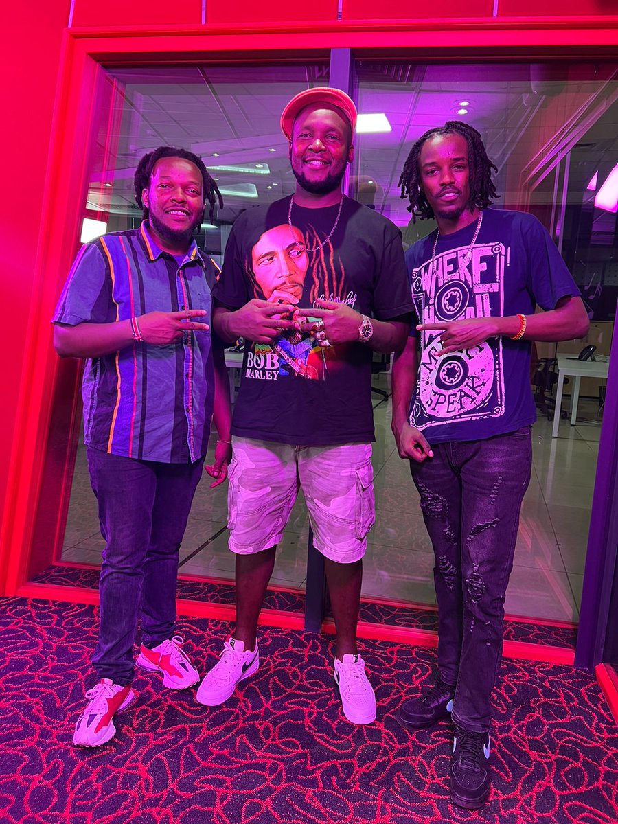 VybezRadioKE's tweet photo. JESHI YA #KlubVybez IMEWASILI!!!
VOLUME IPANDISHWE 7PM-12AM KAMA KAWA!!!
@morena_nkirote , @kabijong001 , @SpapaDeh & @SoundsOfRiley 
#LIVMUN