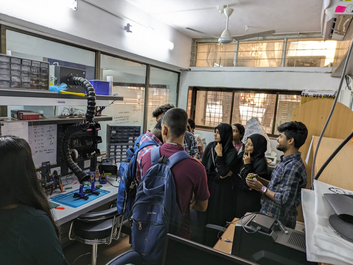 Our lab hosted enthusiastic SIES College, Mumbai undergraduates for a @serbonline-sponsored outreach program featuring engaging research talks and hands-on laboratory experiences 🧑🏻‍🔬🧪. Special thanks to @shantanurk123 for making it possible!