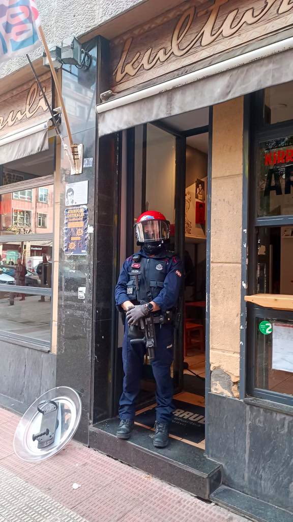 Gaurko gertakarien harira:

Goizeko 11:30etan Ertzaintza Iñigo Cabacas Plazan sartu da, kalea itxi eta bertan zeuden gazteak identifikatu ditu.