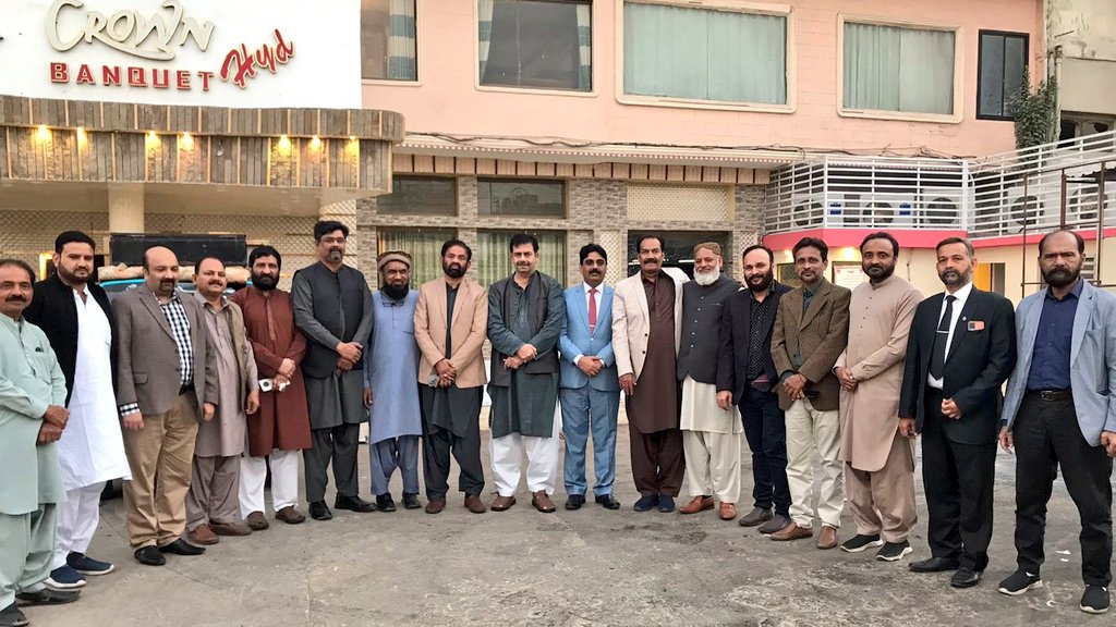 nibras_zafar's tweet photo. کنوینر ایم کیو ایم پاکستان ڈاکٹر خالد مقبول صدیقی بھائی نے حیدرآباد کراوُن ہوٹل میں APMSO حیدرآباد سیکٹر کے زیر اہتمام تقریب میں طلباء و طالبات و نوجوانوں کے سوالات کے جواب دئیے
اس موقع پر اراکین رابطہ کمیٹی سید سہیل مشہدی بھائی، ایڈوکیٹ دلاور قریشی بھائی انچارج سندھ تنظیمی کمیٹی سلیم رزاق بھائی واراکین آرگنائزر حیدرآباد ظفر صدیقی بھائی و اراکین موجود۔
@2mushadi
#MQMPakistan #Hyderabad