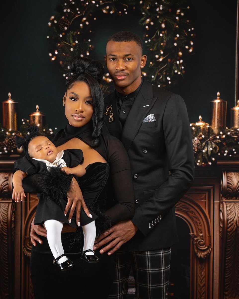 PHLEaglesNation's tweet image. DeVonta Smith and his beautiful family share some photos from their Christmas shoot. 🎄🦅

(📸: themyadanielle on IG)