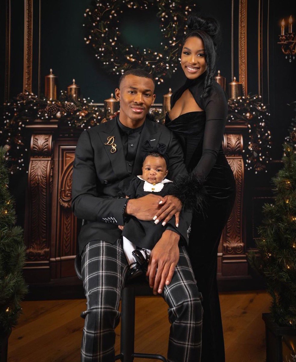 PHLEaglesNation's tweet image. DeVonta Smith and his beautiful family share some photos from their Christmas shoot. 🎄🦅

(📸: themyadanielle on IG)