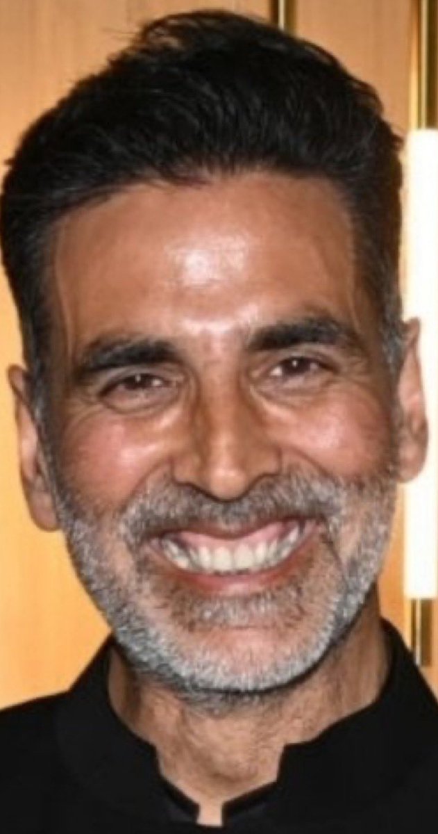 @FearlessDevotee @iamsrk @shoaib100mph Found this pic of Canadian waiter @akshaykumar . This waiter has shrunk after so many disasters in last 3 years