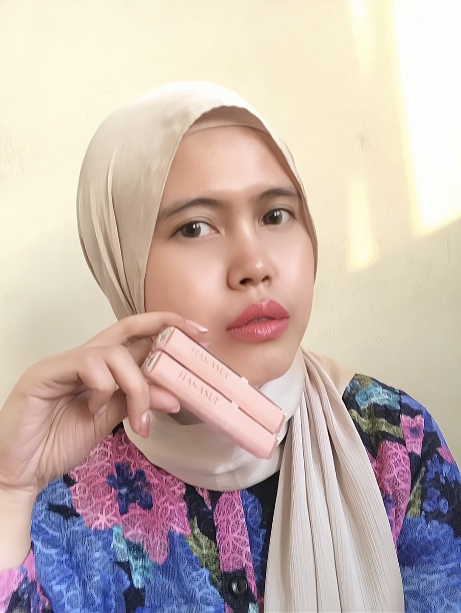 MZakiah's tweet photo. Secinta itu sama Hanasui Glazedorable Vinyl Lip Stain! Warnanya cantik, ringan banget, transferproof, ga bikin bibir kering &amp; finishnya plumpy glazed lips yg bikin bibir kelihatan sehat! Gampang jg di bersihinnya! Apalagi ini LOKAL punya &amp; harganya cuma 30rban aja! Love it￼￼💋 https://t.co/BqxVr2PhWd