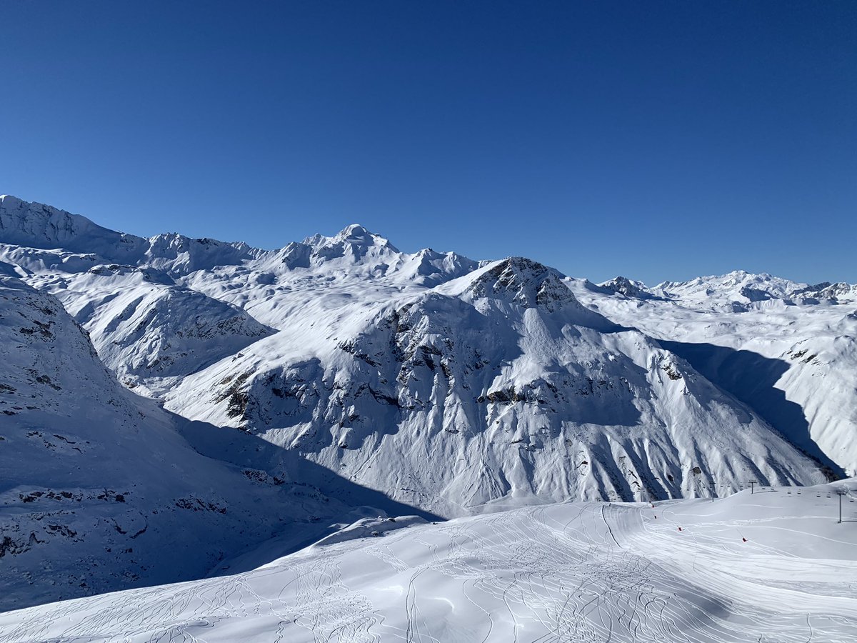 Super enneigement en cette mi-décembre, près de 2 mètres en haut des pistes à #valdisere