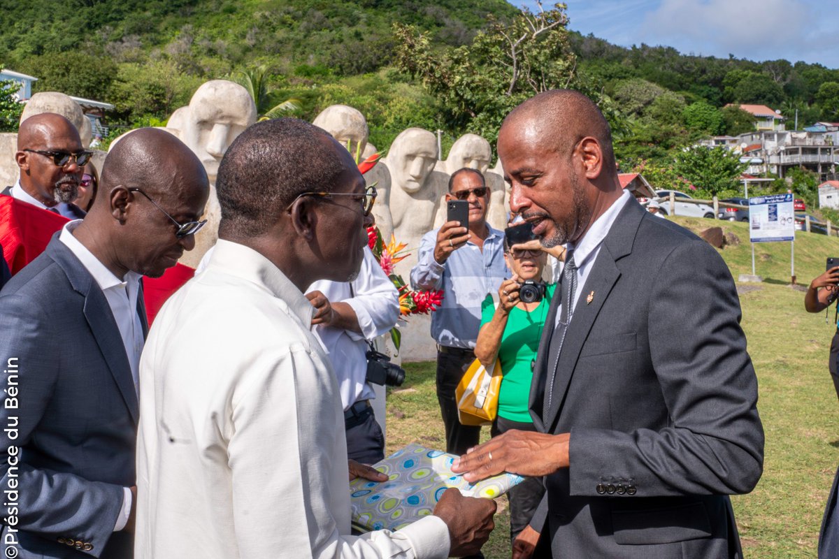#BeninDiplomatie | #Prbenin | #VoyagePr | 🇧🇯 🛑 Visite du Mémorial du Cap 110 au Diamant : @PatriceTalonPR rend hommage aux déportés africains, victimes de la traite des Noirs vers la #Martinique