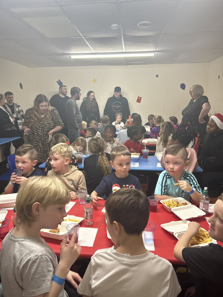 SouthcoatesUFC's tweet photo. A great afternoon for our #U6, #U8, #U9 and #U9Girls teams at their Christmas party with two hours of play, food, drinks and ice lollies! 🎅 

Thank you Big Fun for a wonderful time! 🤪

#Christmas #party #fun #Hull https://t.co/3UkmU1In8Z