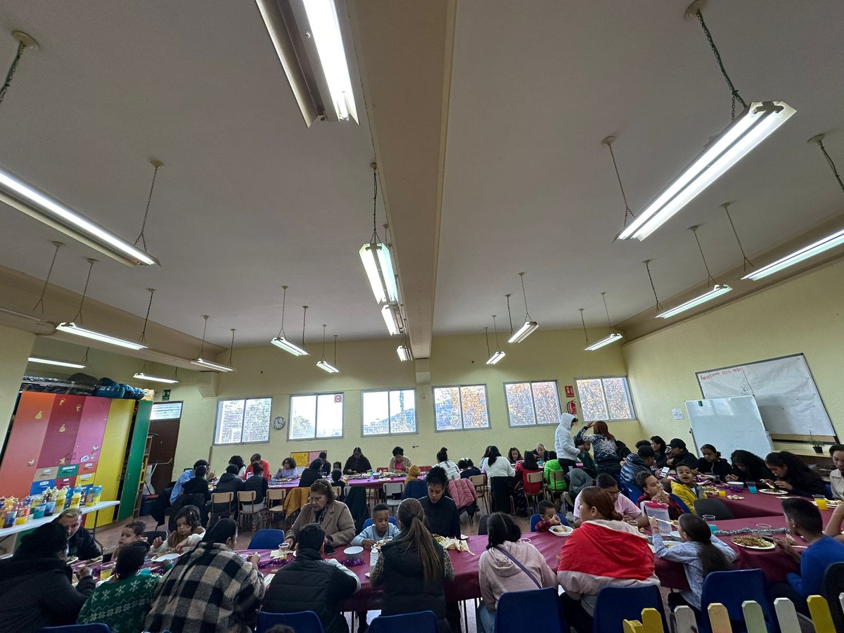 Avui el Centre Obert Cruïlla hem fet el dinar de Nadal amb les famílies. Jocs, circ, decoració de l'arbre de Nadal, balls i una fideuà boníssima feta per <a href="/FundacioJovent/">Fundació Jovent</a> 
<a href="/bcn_ajuntament/">Ajuntament de Barcelona</a> <a href="/Bcn_NouBarris/">Districte de Nou Barris</a> <a href="/gencat/">Generalitat de Catalunya</a>