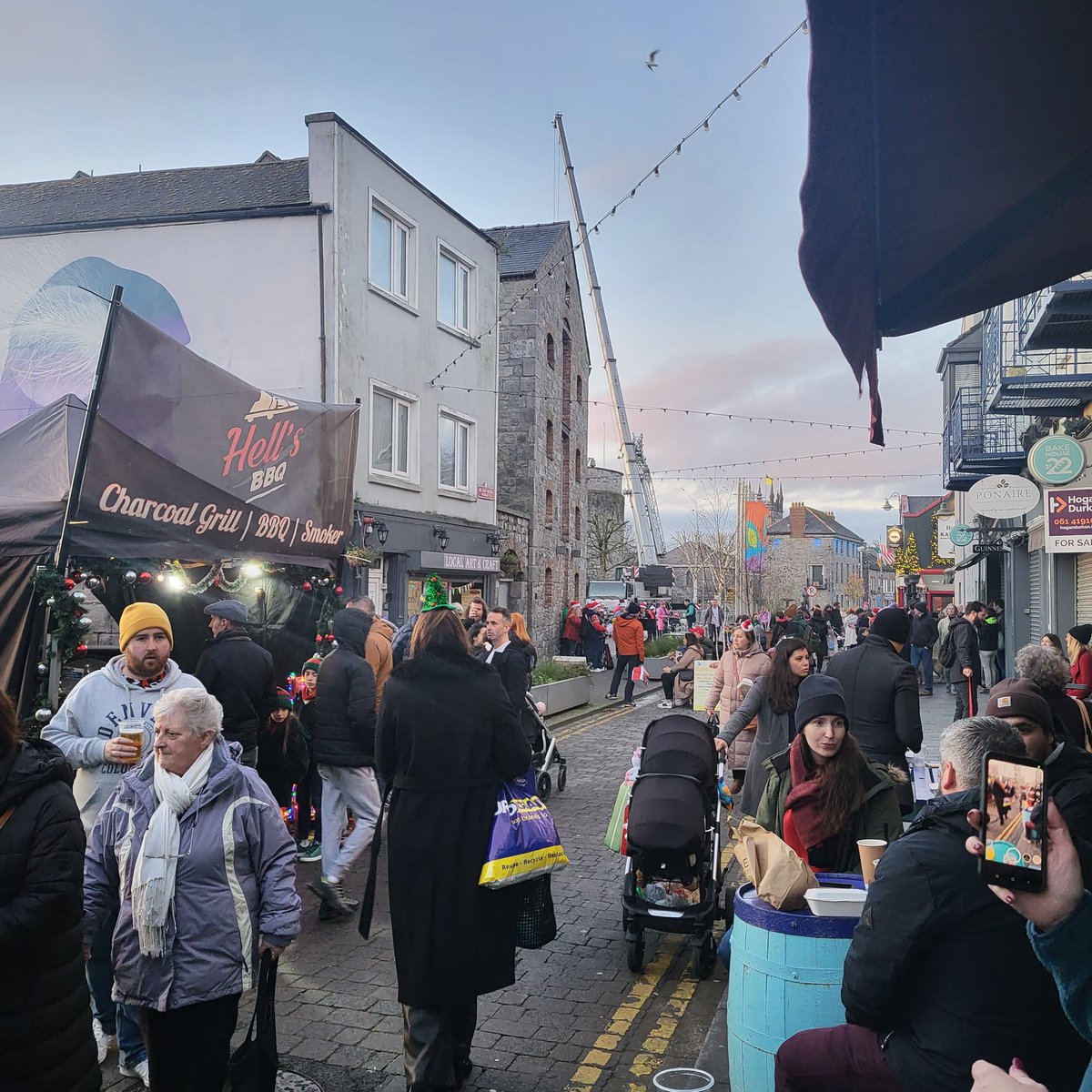 HuntContent's tweet photo. Treaty City Christmas Market absolutely buzzing. #Limerick @TreatyCityBrew https://t.co/pUb5AJcO6m