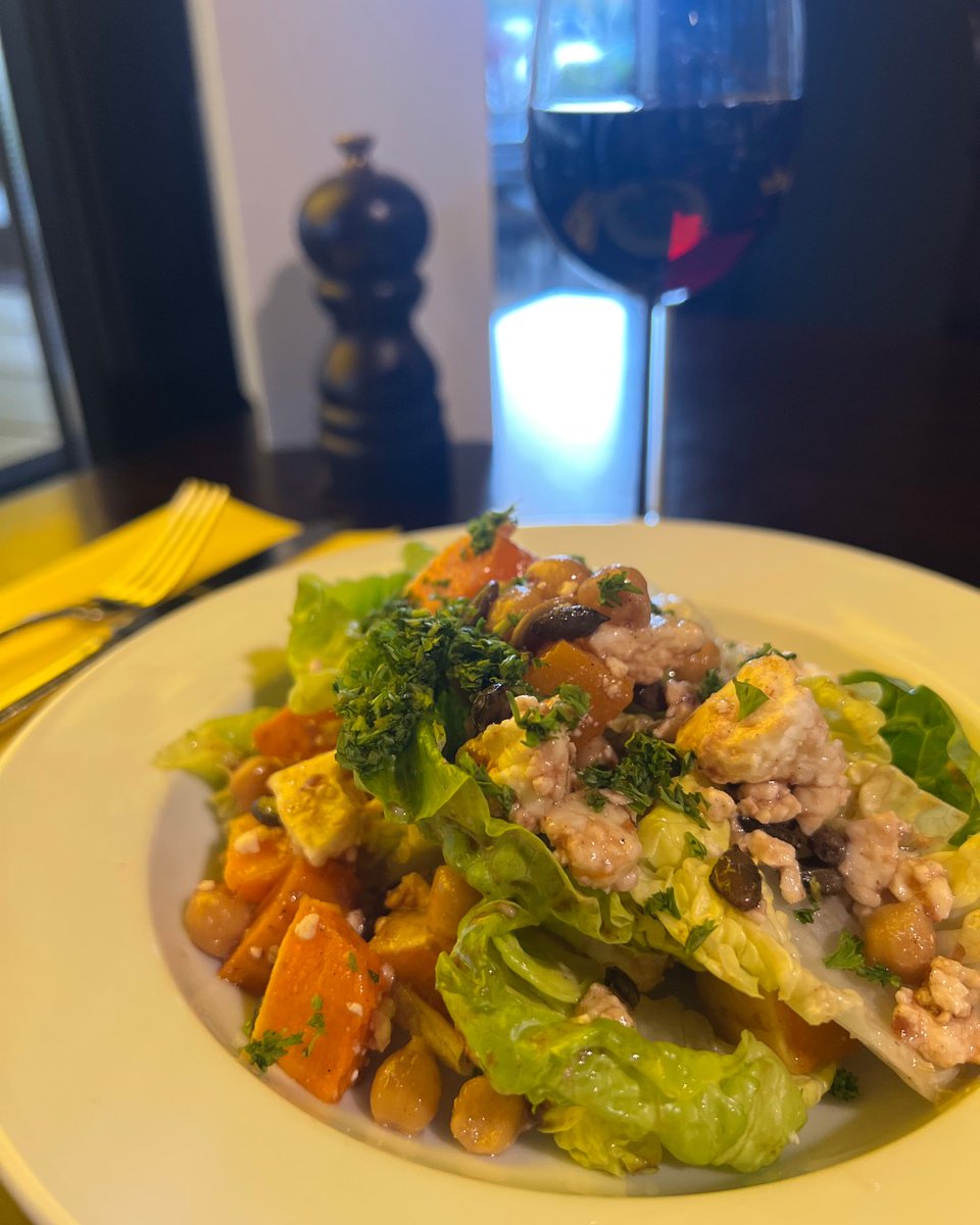 Fancy something a little lighter this festive season? 

Try our grilled squash, chickpea and feta salad, served with a delightful pomegranate dressing 🥗😋

🍽️ Book now at deliascanarycatering.co.uk/Yellows

#Yellows #Yellowsfood #Norwichfood #Norwichrestaurants