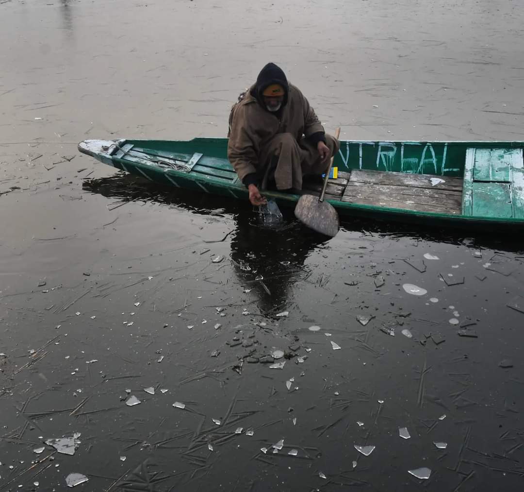 Er.Gulzar🍁 (@ergulzar_) on Twitter photo Intense cold wave grips #Kashmir valley, water bodies like #Dallake freezes in #Srinagar
#freeze
#cold
PC: <a href="/basiitzargar/">Basit Zargar (باسط)</a>
@_badruu <a href="/BaberSj/">Er SJ Baber</a> <a href="/Er_FirdousBhat/">Firdous Bhat</a> @IrshadCh_
<a href="/JNiloora/">Javed Niloora</a> <a href="/Nasir_chalkoo/">Nasir Amin</a> <a href="/kralkoor/">kralkoor</a> <a href="/santoshkashmiri/">Santosh Kashmiri</a> <a href="/anilbhardwajj/">Er. Anil Bhardwaj (AEE)</a> <a href="/Er_FIRDOUSGANAI/">FIRDOUS GANAI</a> <a href="/EMapnoo/">Areef Zaman</a> Intense cold wave grips #Kashmir valley, water bodies like #Dallake freezes in #Srinagar
#freeze
#cold
PC: <a href="/basiitzargar/">Basit Zargar (باسط)</a>
@_badruu <a href="/BaberSj/">Er SJ Baber</a> <a href="/Er_FirdousBhat/">Firdous Bhat</a> @IrshadCh_
<a href="/JNiloora/">Javed Niloora</a> <a href="/Nasir_chalkoo/">Nasir Amin</a> <a href="/kralkoor/">kralkoor</a> <a href="/santoshkashmiri/">Santosh Kashmiri</a> <a href="/anilbhardwajj/">Er. Anil Bhardwaj (AEE)</a> <a href="/Er_FIRDOUSGANAI/">FIRDOUS GANAI</a> <a href="/EMapnoo/">Areef Zaman</a>