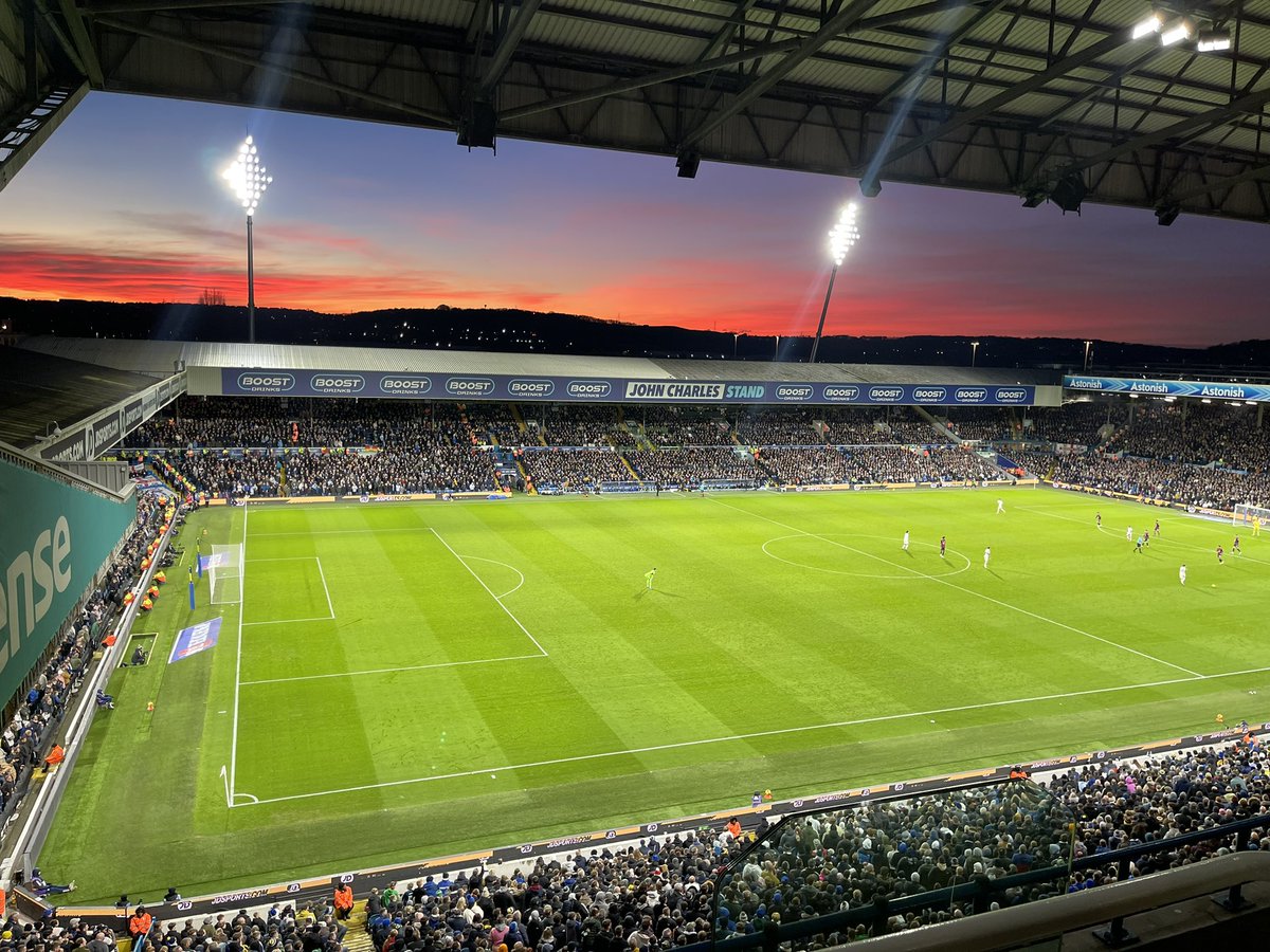 stuhelhall's tweet photo. #LUFC  no words needed! 💙💛💙 https://t.co/tdN05wY9g3