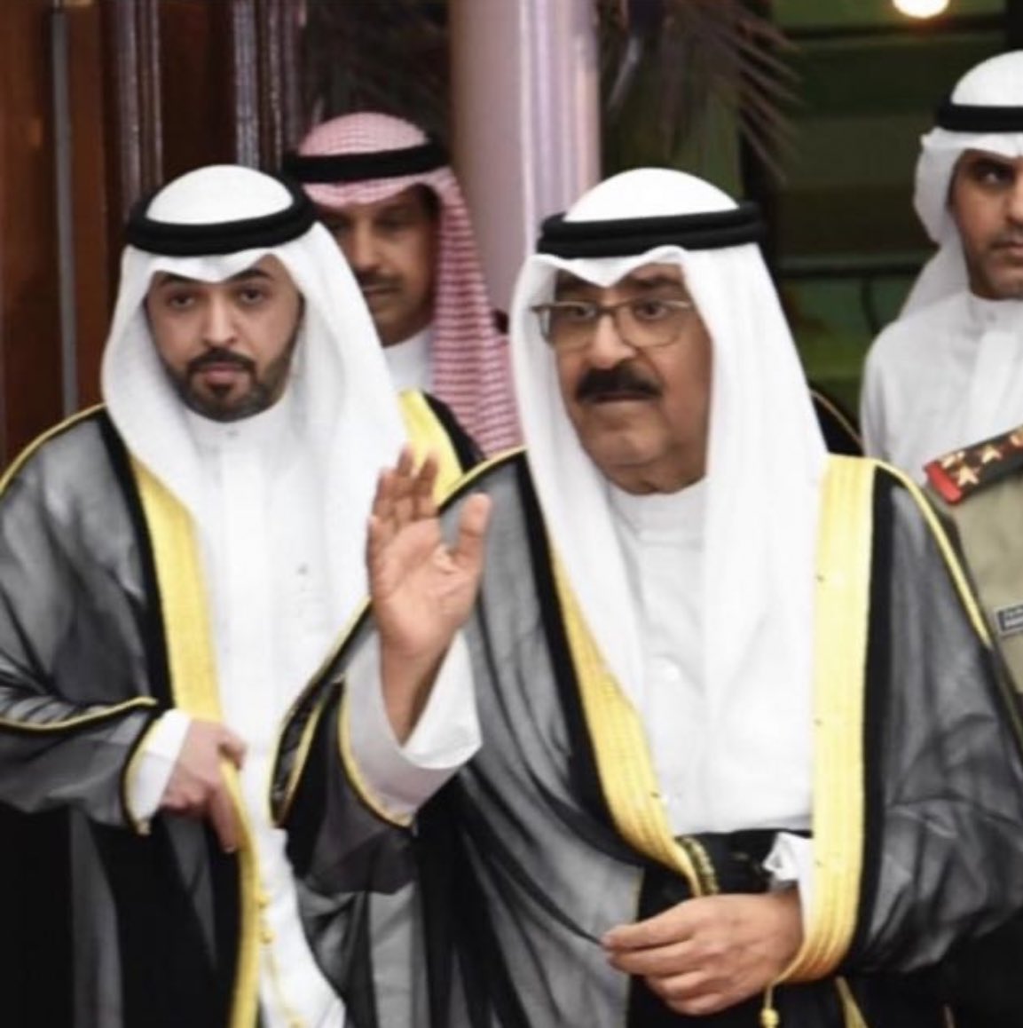 خير خلف لخير سلف

نسأل الله عزوجل أن يعينكم ياصاحب السمو على حمل هذه الأمانه العظيمه وأن يرزقكم بالبطانه الصالحه وأن يوفقكم لما فيه صلاح البلاد والعباد

سمعاً وطاعه

#مشعل_الاحمد_الصباح