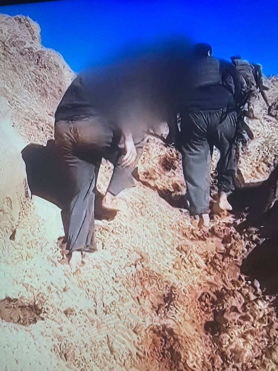 بأقدامهم الحافية يُذلون واحداً من أقوى جيوش العالم
أقاموا الحُجَّة على الجيوش
وأتعبوا من بعدهم
قُبلاتي لهذه الأقدام الني تصنع عزّنا 💚