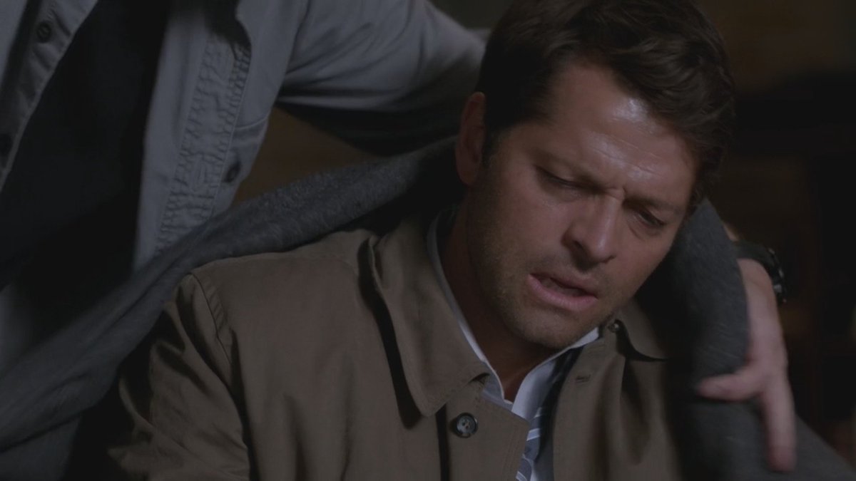sastiels's tweet image. a headcanon i think about a lot is that dean didn't wrap a blanket around cas, he actually wrapped his robe around cas