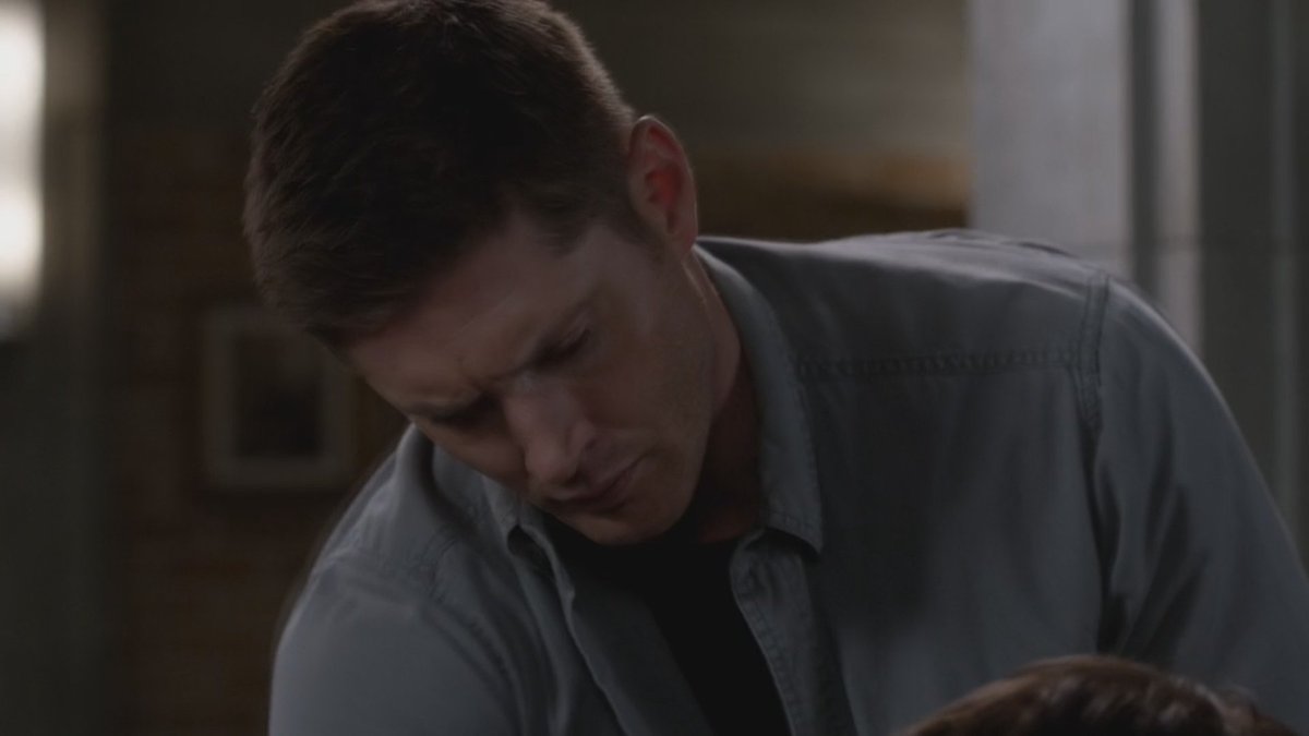 sastiels's tweet image. a headcanon i think about a lot is that dean didn't wrap a blanket around cas, he actually wrapped his robe around cas
