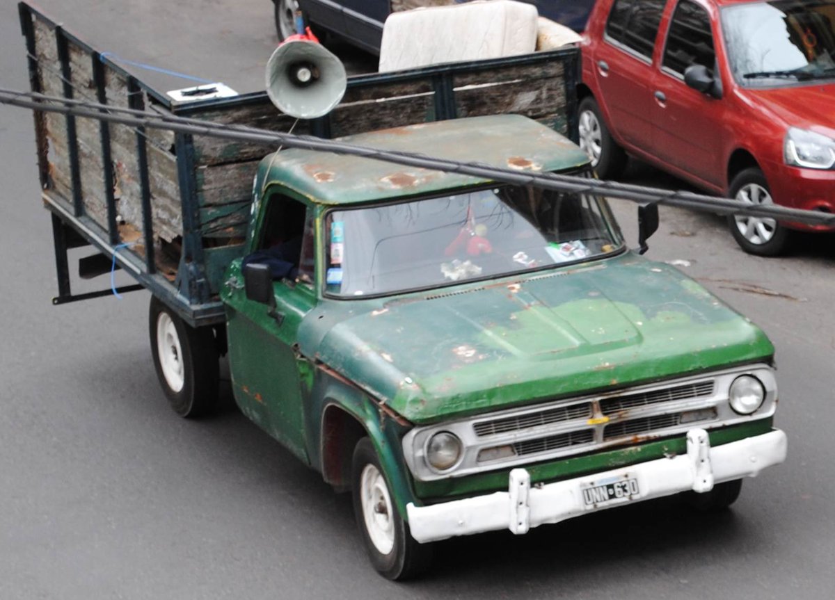 ¿Cuando mierda van a prohibir en CABA LAS Camionetas son Megáfono? Hoy ya pasaron 4 veces. No se puede vivir adentro de nuestras casas y encima le rompe el tímpano y aturde el oído de nuestras mascotas! BASTA!!! 📢‼️