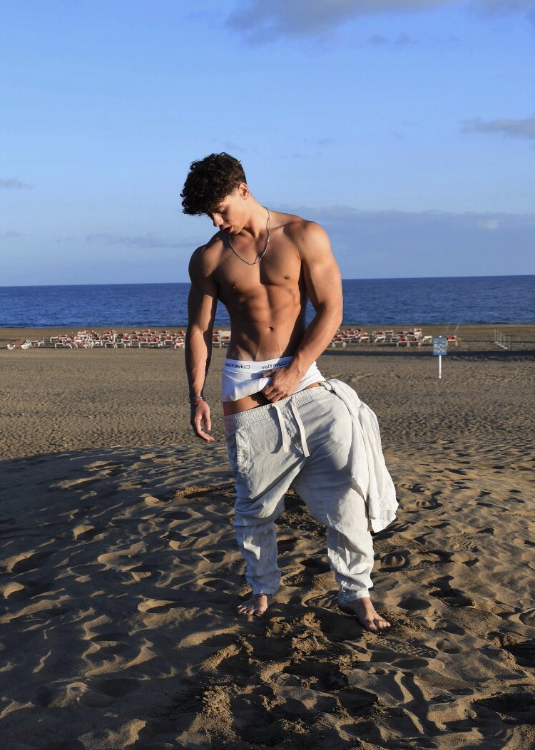 Rt if you would bottom for me😜