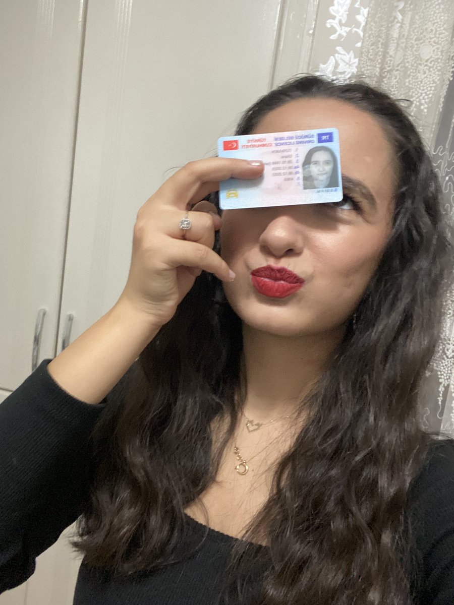 1 yıl. Tam 1 yıl uğraştım senin için… Sinir,stres,antidepresan hapları. Ama sonundaaaaaa. Ohhh beehhhhh