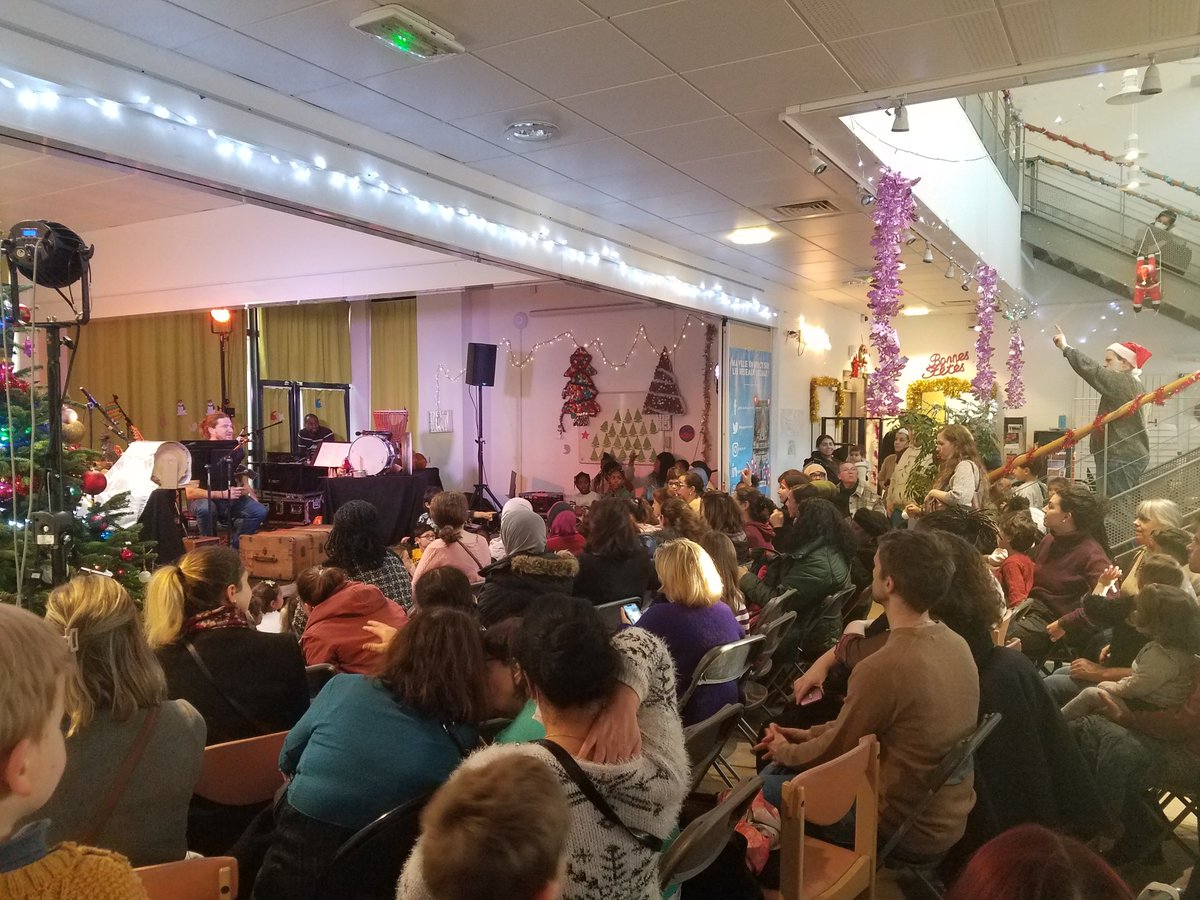 hpmelone's tweet photo. Plus d'une centaine de participant(e)s à la fête de #Noël des #TroisMâts
✅ Animations pour les enfants
✅ Remise des prix du concours de dessin
✅ Spectacle musical
✅ Goûter
👏 &amp; 🙏 à tous les organisateurs, notamment aux services et associations partenaires de la ville
🎅🎁👇 https://t.co/bfCf6bVHTn