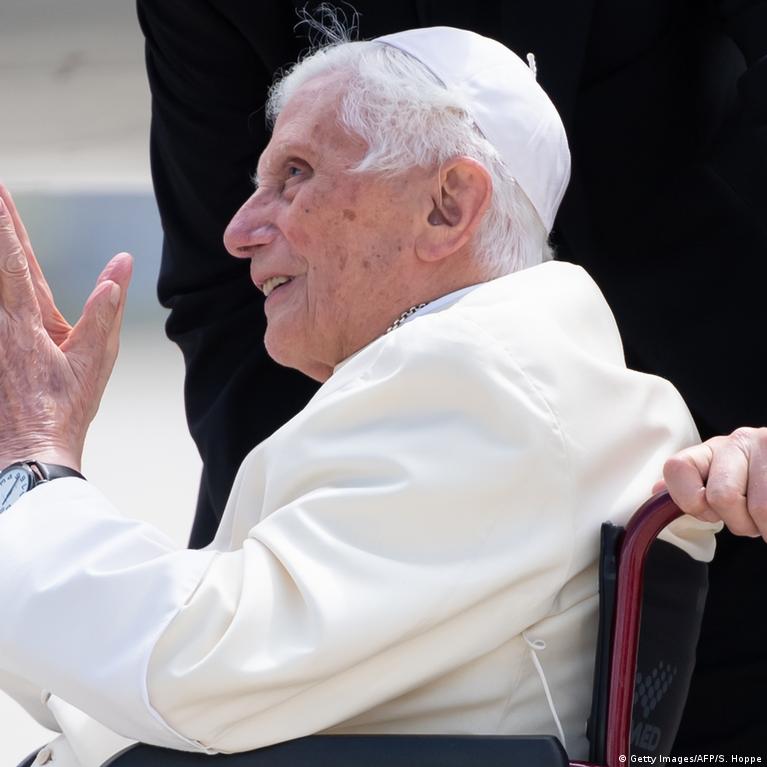 La verdadera #alegría no es fruto del divertirse, es decir, desentenderse de los compromisos de la #vida. La verdadera alegría está vinculada a algo más profundo: quien ha encontrado a #Cristo experimenta en el corazón una alegría que ninguna situación le pueden quitar. 11.12.11