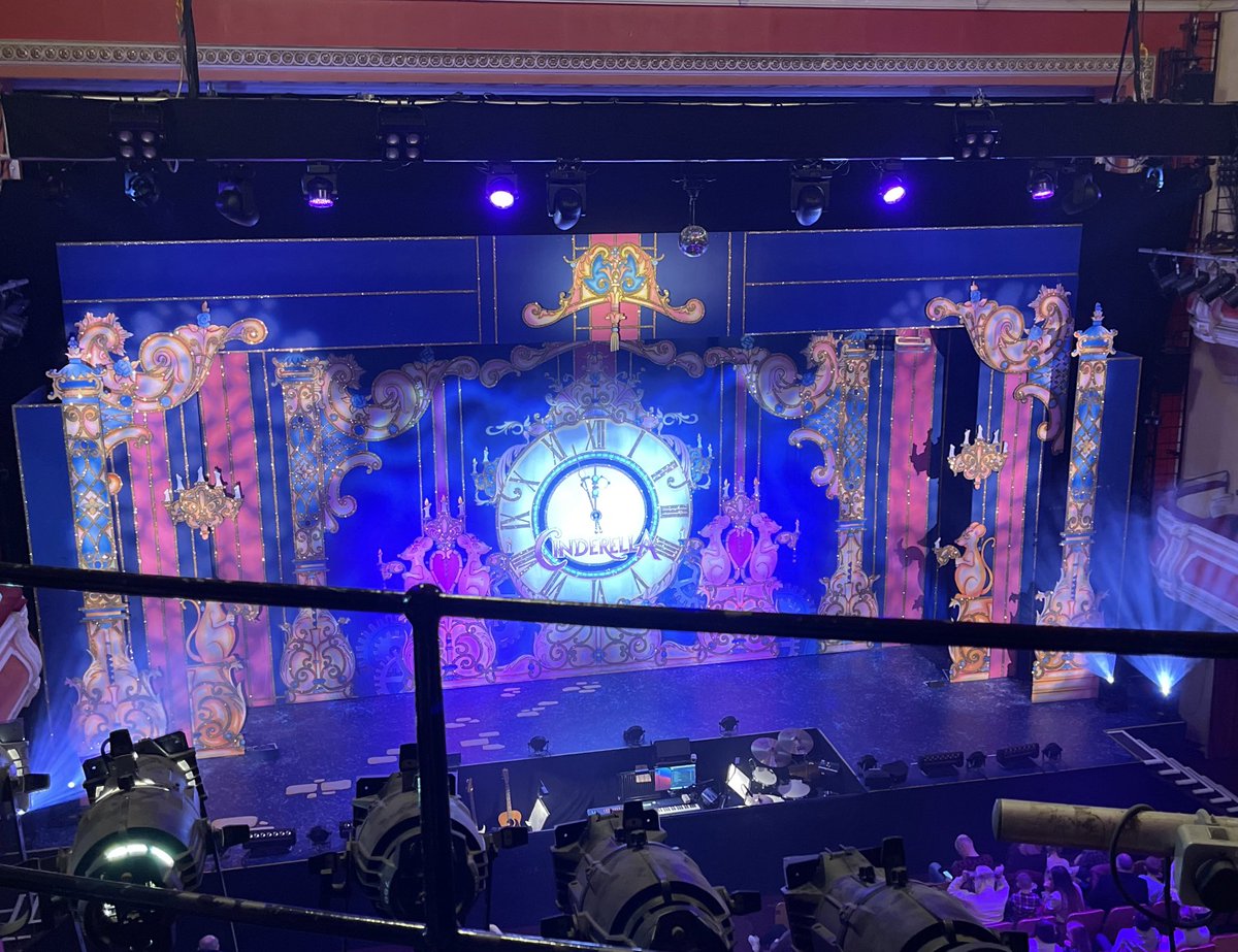 nuresabil_'s tweet photo. It’s that time of year again!! Oh no it isn’t!! 😀🤣 Oh yes it is!! 🙃😁 Ice Cream 🍨 at the interval …. Festive Family Fun at the Halifax #panto for
Kids big and small 🎄👩‍👧❄️…. https://t.co/7urM8xNFQD