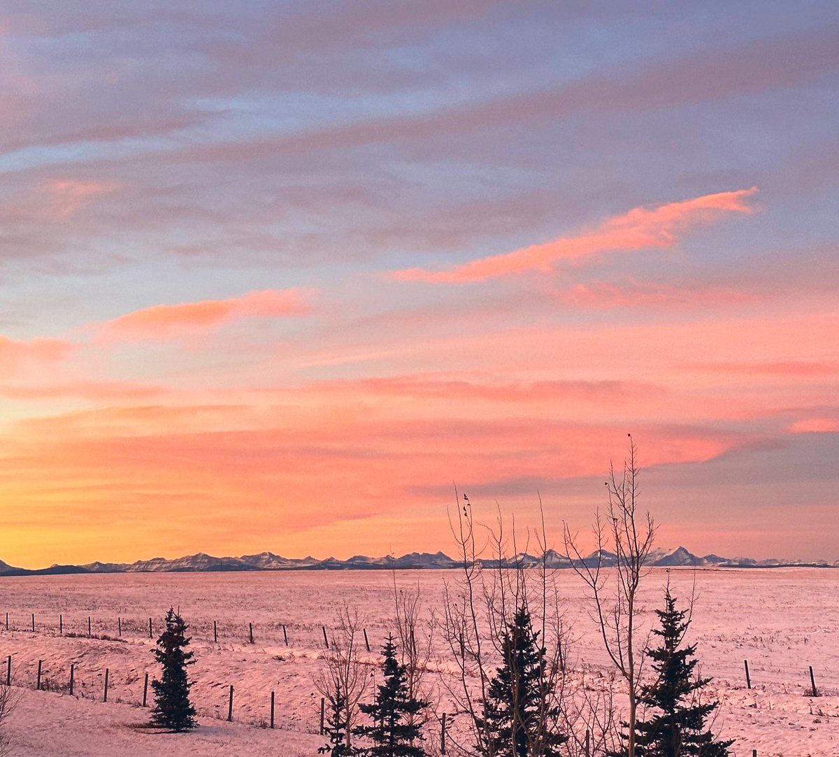 tomthetrader1's tweet photo. Sunrise can be as equally interesting as Sunset this time of year. Have a great weekend! https://t.co/OjJNMH47LR