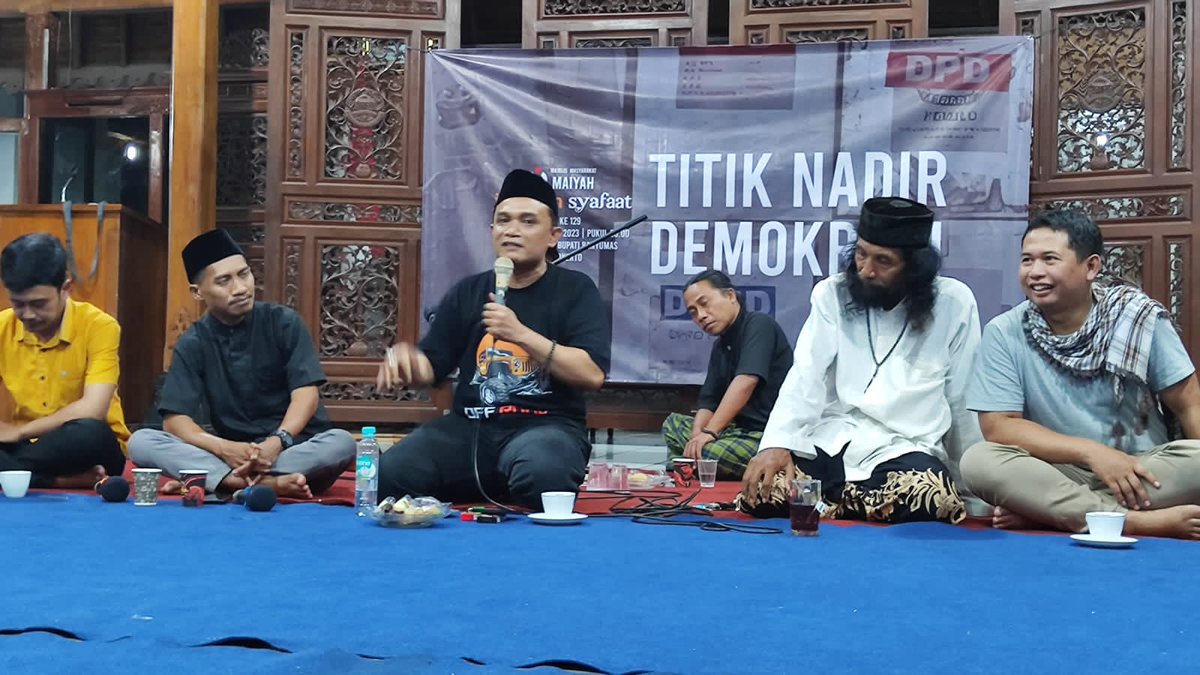 JuguranSyafaat's tweet photo. Pada titik nadir seseorang, jangan malah bunuh diri. Justru disitu peluang ada anugerah titik balik dari Tuhan yang paling besar. #JSDes https://t.co/8xzW7SkO6q