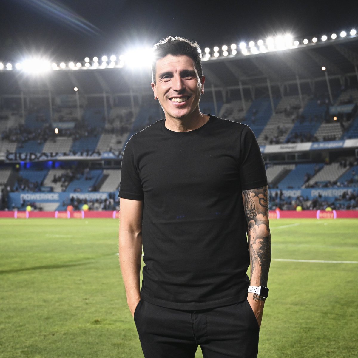 RacingClub's tweet photo. Luego de un largo vínculo institucional en diversas funciones, Carlos Arano se despide de Racing con el agradecimiento de sus autoridades y de cada empleado por tantos años dedicados al club.

¡Éxitos, campeón, en tus nuevos proyectos!

Este es el mensaje de Chiche para todo Racing:

"Me toca cerrar una hermosa etapa luego de 7 años en esta institución, esta vez no como jugador sino desde otro lado. 
Antes que nada quiero agradecer al Presidente @vbrvictor y a toda la Comisión Directiva por haberme permitido ser parte de esta gran familia llamada Racing Club. También quiero expresar mi más sincero agradecimiento al manager Rubén Capria, con quien supimos trabajar codo a codo durante estos dos últimos años, con mucha responsabilidad y compromiso. Tampoco me quiero olvidar de los jugadores, miembros de los diferentes cuerpos técnicos, cuerpos médicos y personal del estadio.
Un capítulo aparte es mi agradecimiento para todas las personas que trabajan día a día tanto en el Predio como en Casa Tita, lugar que me vio crecer desde muy chico. Gracias, también, a los hinchas, socios y socias por el apoyo y constantes muestras de cariño hacia mi persona.
Quiero resaltar que mi compromiso con la institución será eterno, con la convicción de que el escudo estará siempre por encima de todo y de todos.
Me despido con mucha felicidad, en busca de otros desafíos, con nuevos proyectos a nivel personal y profesional. 
Una vez más: MUCHAS GRACIAS a todos, estoy seguro de que esto no es un adiós sino simplemente un hasta luego".

"¡VAMOS RACING!"