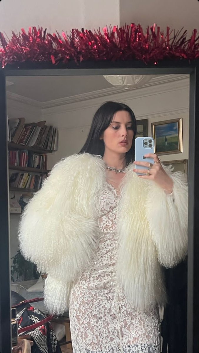 rowselldaily's tweet photo. mirror selfie time
via instagram story https://t.co/R4D1wxZJ4x