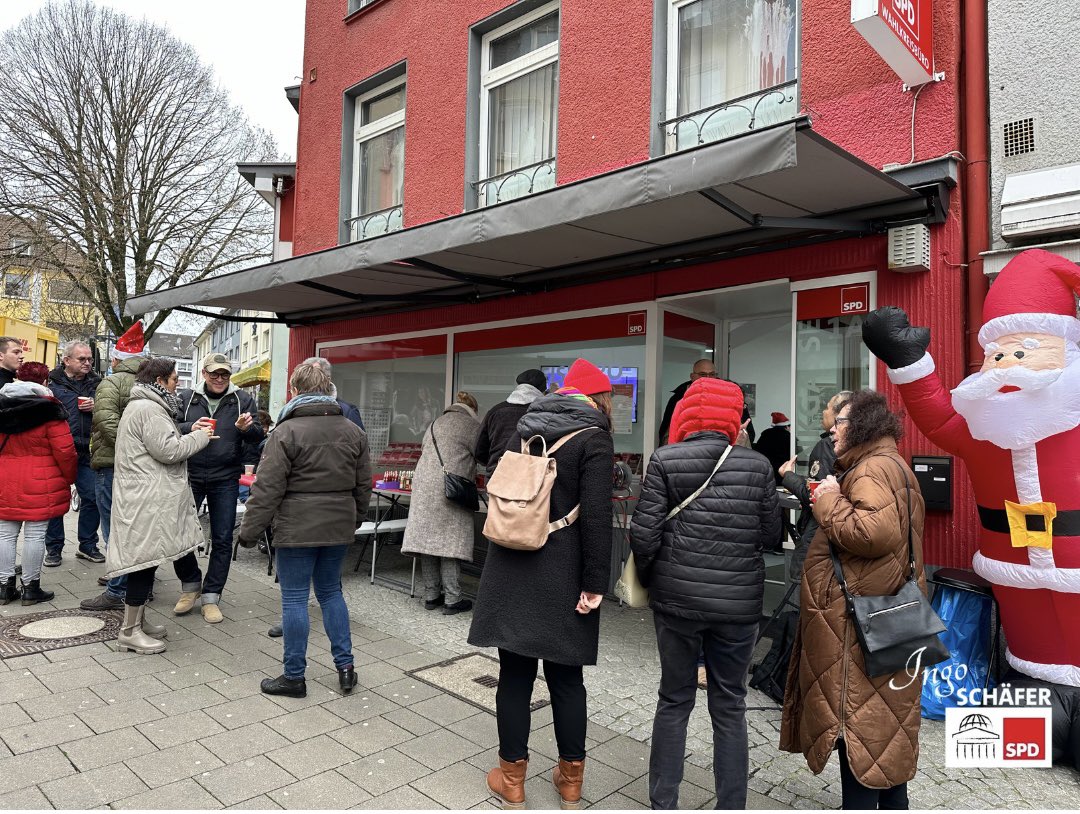 Passend zur Weihnachtszeit haben wir am Wahlkreisbüro zu einem gemeinsamen Glühweintrunk eingeladen.  Wir haben mit leckerem Kinderpunsch, Glühwein, Waffeln, Keksen und Schokolade interessante Gespräche führen können. 
Wir wünschen Ihnen einen besinnlichen 3. Advent 🎄🎅