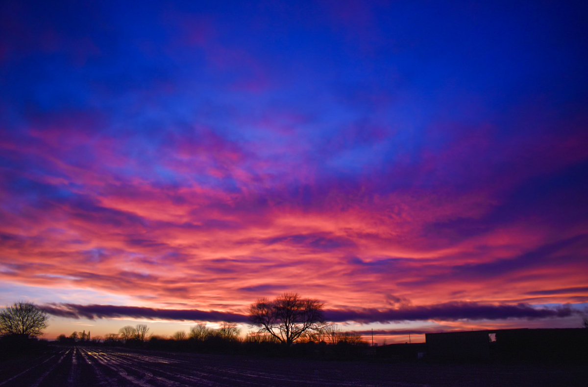 AvrilPorter's tweet photo. @looknorthBBC cracking sunset tonight over Kirton, Boston tonight… https://t.co/2MAqtgh2Q8
