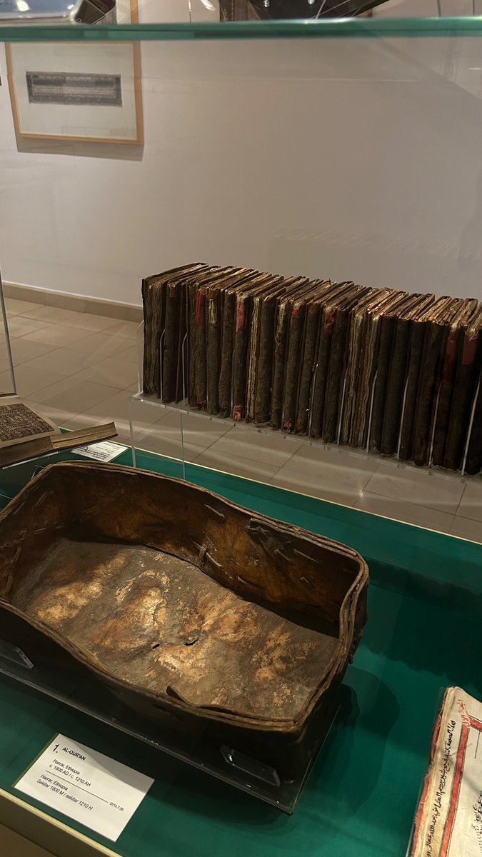 a_sweetb's tweet photo. Musée des Arts Islamiques, Kuala Lumpur, Malaisie.
- Kiswa ayant recouvert la Ka’aba en 1964
- Exemplaires du Quran, Éthiopie 1800
- Calligraphie Iranienne
- Quran Perse du 18è siècle https://t.co/rNMRgwJhMz