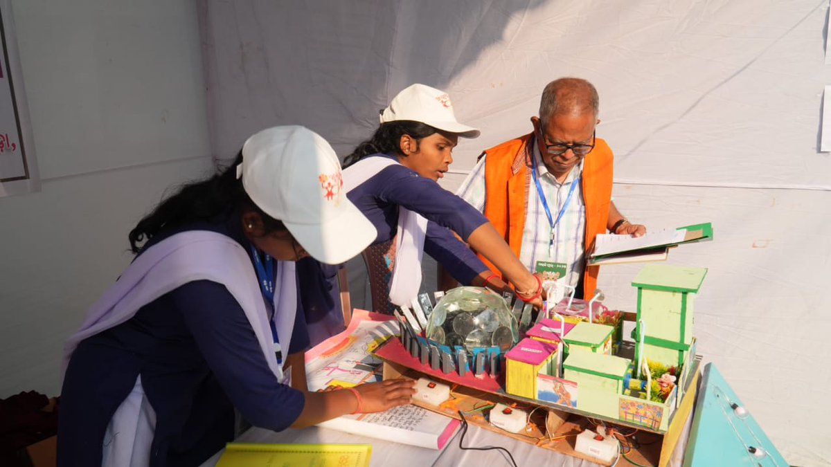 scstdevdept's tweet image. One of the highlights of #Sargiful-2023, being held in Gajapati district, is a #Science Exhibition, where students from various #tribal communities are showcasing their innovative projects.

#ZonalSargiful2023 
1/2