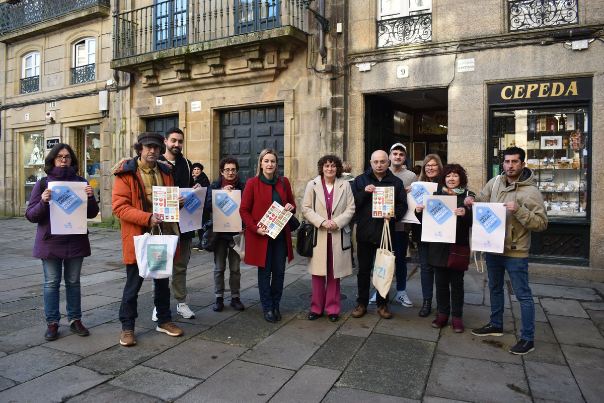 bngcompostela's tweet photo. O BNG leva aos comercios composteláns a campaña “Mellor local, mellor galego” para animar as compras de Nadal

▶ Fixo un percorrido por numerosos estabelecementos para informar das propostas do BNG para favorecer o comercio de proximidade

Máis info: https://t.co/rMG1Xcc5n3 https://t.co/B5ZJ49eKxm