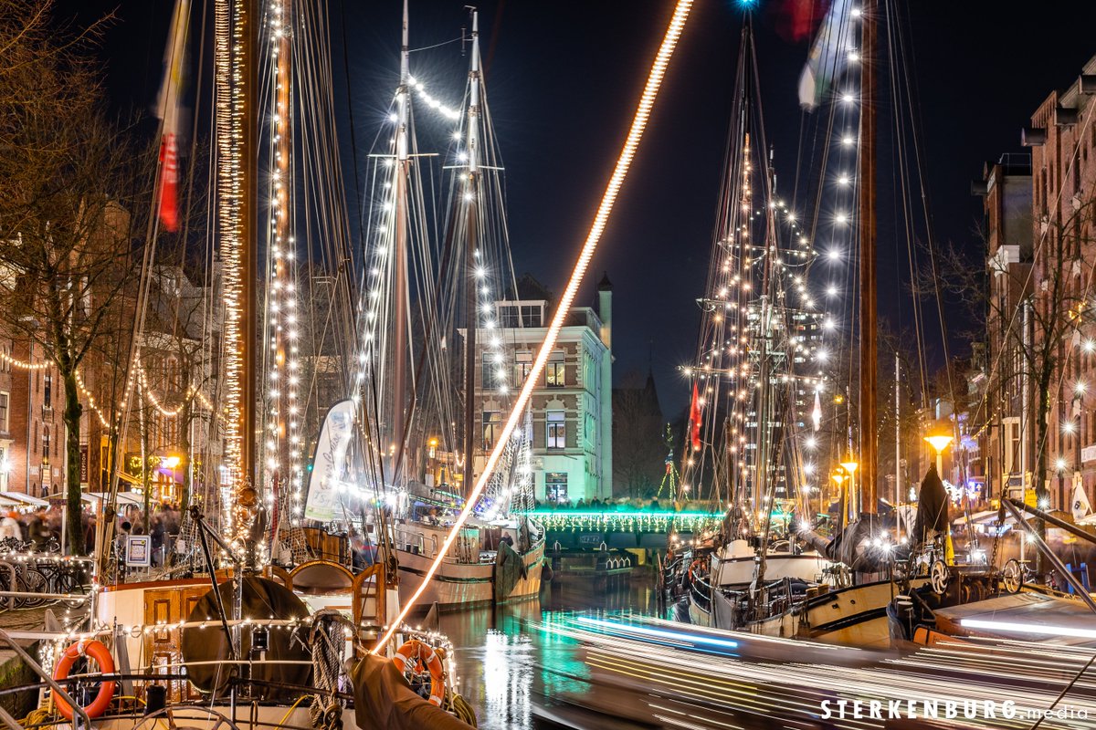 WinterWelVaart in Groningen. Vandaag en morgen nog te bezoeken! #groningen #winterwelvaart #boten #dvhn #rtvnoord #mooigrunnen #lights #ergaatnietsbovengroningen #longexposure #photography #visitgroningen #canal #boat #ship #daspasgrunnen #sikkom #grunn @winterwelvaart