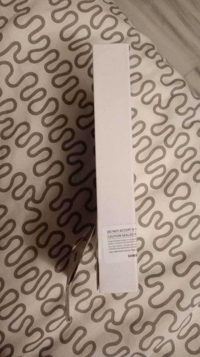 nightmarxss's tweet photo. ESTO ES DE VERGÜENZA.
@amazon ME HABÉIS ROBADO 300€. 
DIFUSIÓN MÁXIMA.
Llevamos detrás de vosotros MESES. Hice un pedido por un móvil, pero me llegó el paquete VACÍO. Claramente estaban las cajas rotas. Hemos estado contactando y escribiendo con los operadores meses. » https://t.co/MMwO09sMYL
