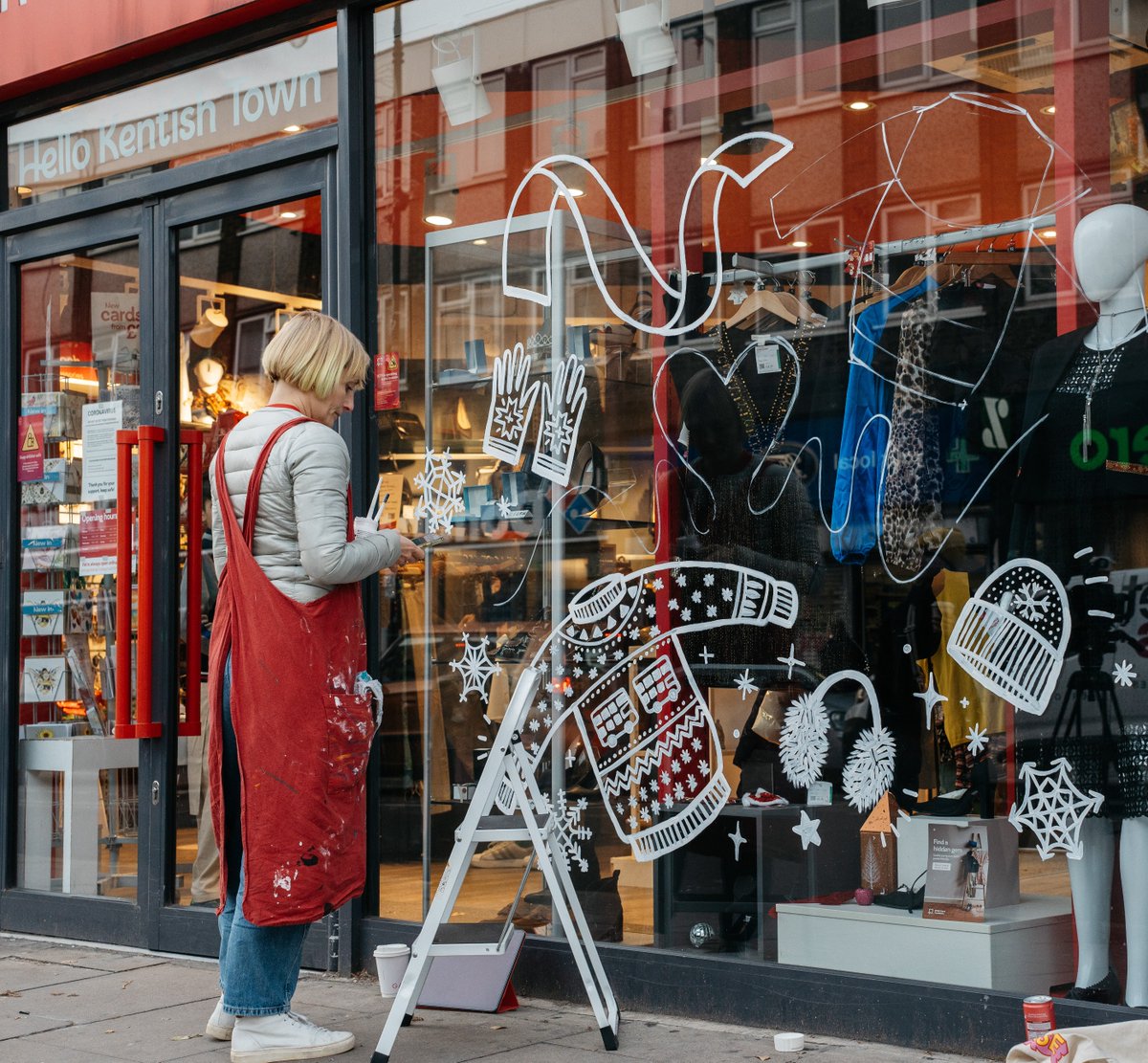 Local artist Willa Gebbie loves shopping preloved for herself and her child. Watch as she creates a beautiful window display in our Kentish Town shop, featuring cosy winter finds like Christmas jumpers awaiting a new lease of life. ☃️ Visit us in-store to experience the magic.