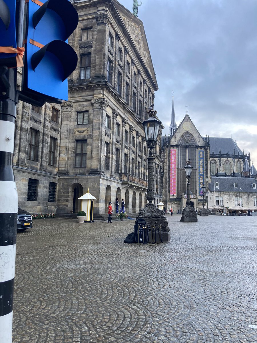 PietGabriel0's tweet photo. Wat een poppenkast op de Dam laatst! #ongelofelijk https://t.co/pVl6gf3Kqa