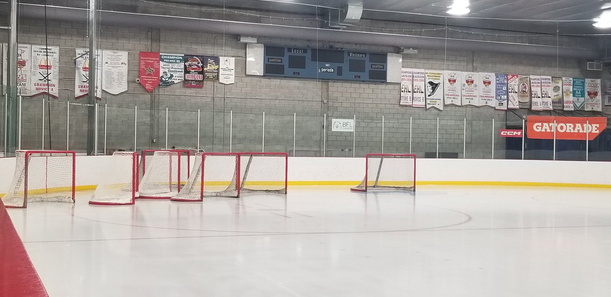 Les filles ça joue au hockey !!!
Tournoi <a href="/CelebrationCaro/">Celebration Hockey</a> en plus des matchs, 
Deux pratiques de gardiennes de but avec Kim St-Pierre et 33 filles se sont présentées à 6am 💪😊
Et une quinzaines de "shooters" pour aider !