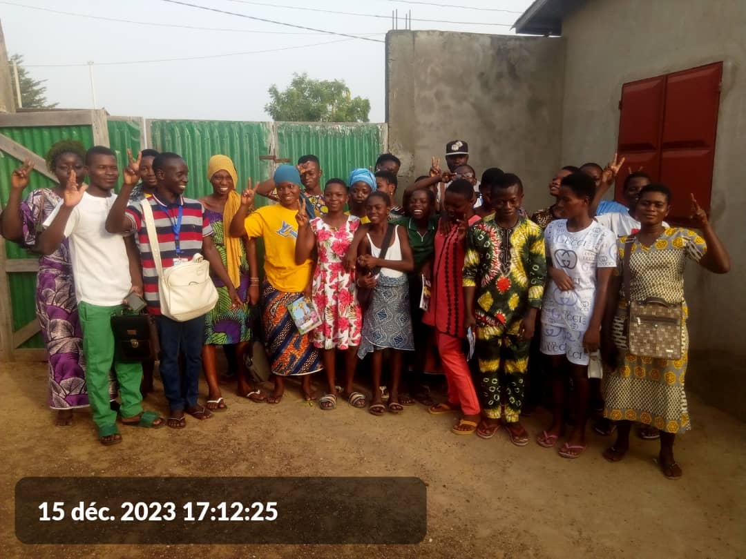 Protection sociale: L'ONG FABA a procédé ce vendredi 15 Décembre 2023 à la formation des membres du club de jeunes de Houdjrokpogangji sur le métier de l'informatique.