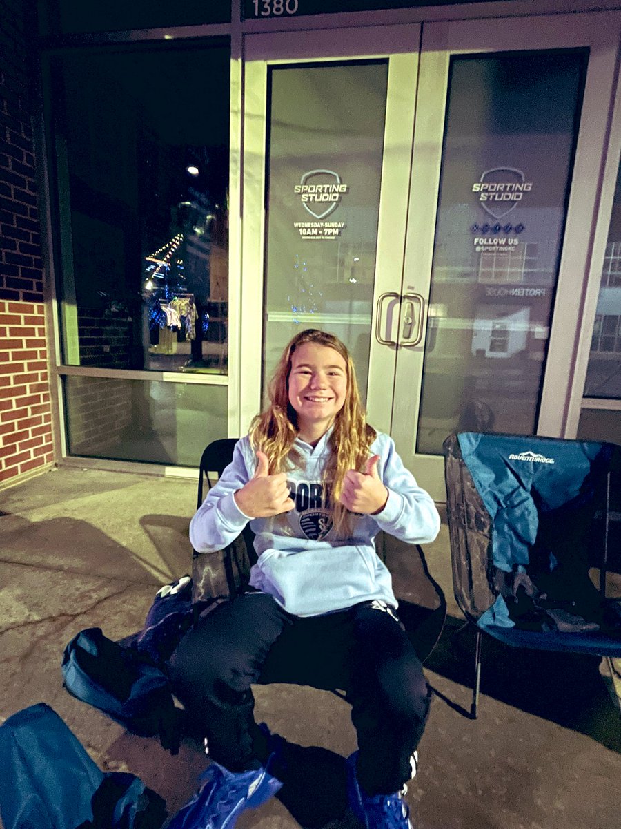 ProducerKurt's tweet photo. Drive from Des Moines: 3 hrs
Overnight hotel stay: $$
Being first for the 3rd straight year for the @SportingKC Locker Room Sale?
Priceless #SportingKC #sportingstyle https://t.co/MAE5JIQih9